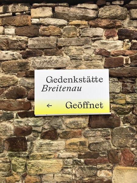 Schild Gedenkstätte Breitenau