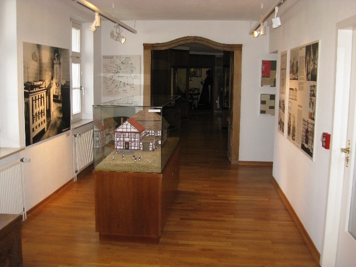 Blick in den 1. Ausstellungsraum mit dem Modell der Hofgeismarer Synagoge